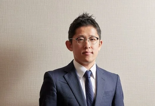 横元　康二